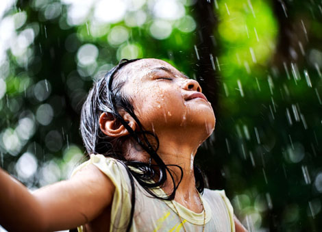 在雨中少淋雨的方法 到底是走还是跑