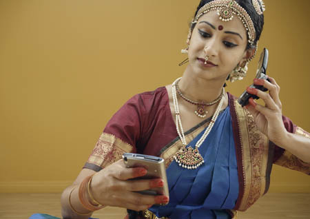 印度妇女额头上的“美人痣”是用来装饰的吗