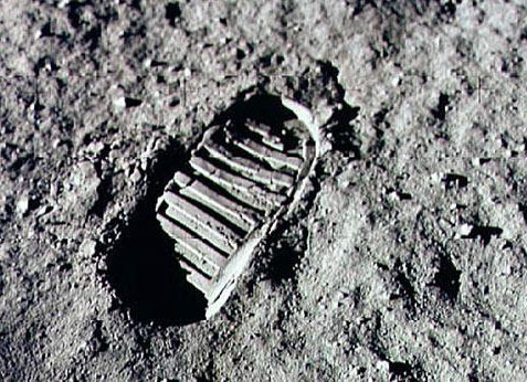 阿姆斯特朗在月球上留下的第一个脚印