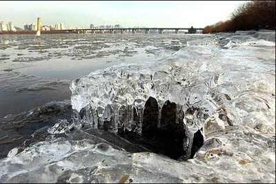 为什么清澈的水结成的冰总是浑浊的