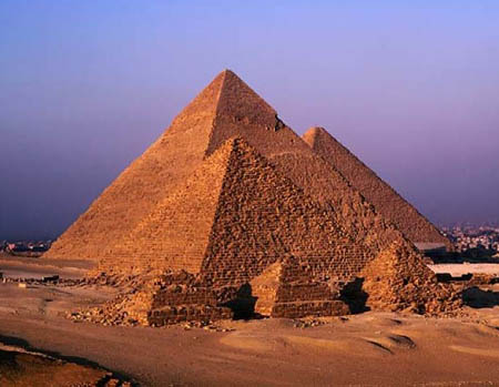 古埃及的法老们为什么要修建巨大的金字塔做坟墓