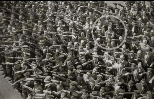 1936年汉堡，德国产业工人August Landmesser拒绝向希特勒致敬，因为他的妻子是犹太人