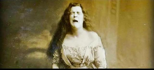 1900年，一个女人打喷嚏时的完美照片