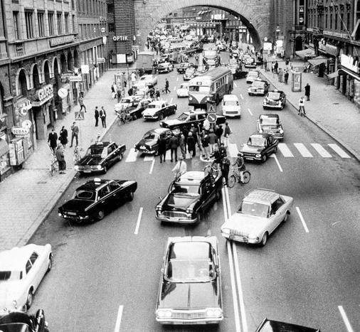 1967年，瑞典将交通规则改为靠右行的第一天，街道上混乱一片