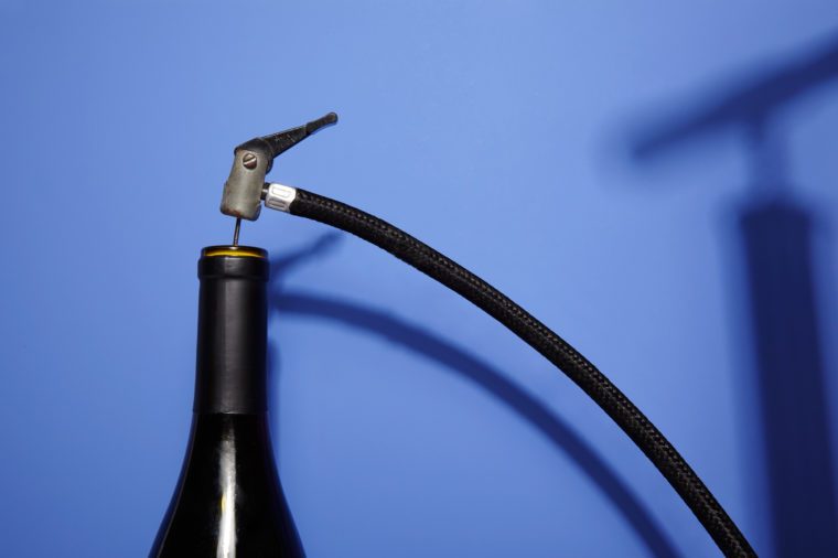 没有开瓶器的情况下 怎么打开一瓶红酒