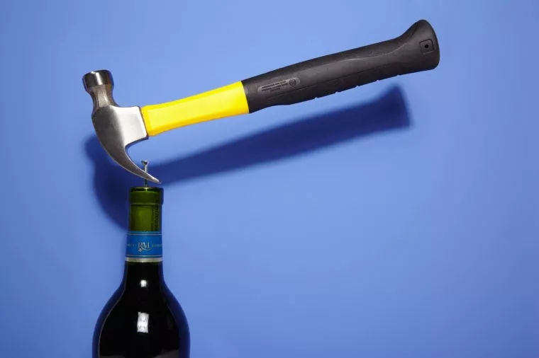 没有开瓶器的情况下 怎么打开一瓶红酒