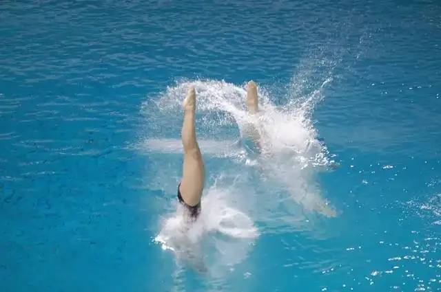 跳水运动员是如何压住水花的