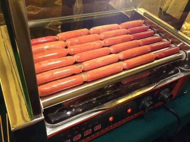 街边2块钱一根的烤肠 里面究竟是什么肉？到底能不能吃？