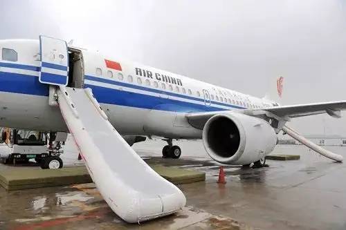 为什么飞机要使用充气滑梯以供紧急撤离