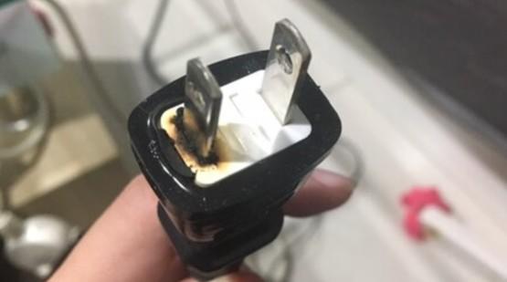 电器插头冒出闪电火花还能继续用吗