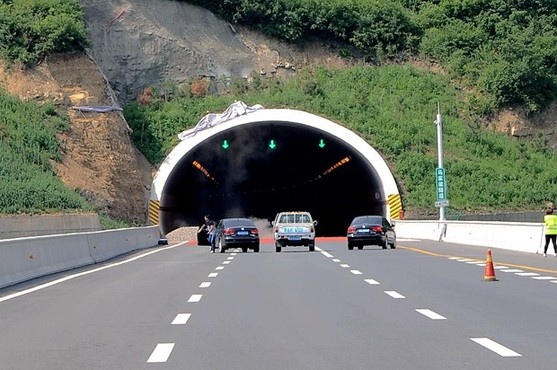 给公路隧道口两端“戴帽子”之谜