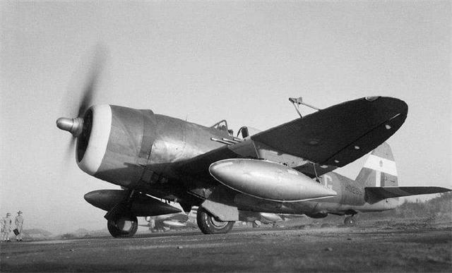 二战时的飞机是如何做到在螺旋桨后开枪而不损害飞机的