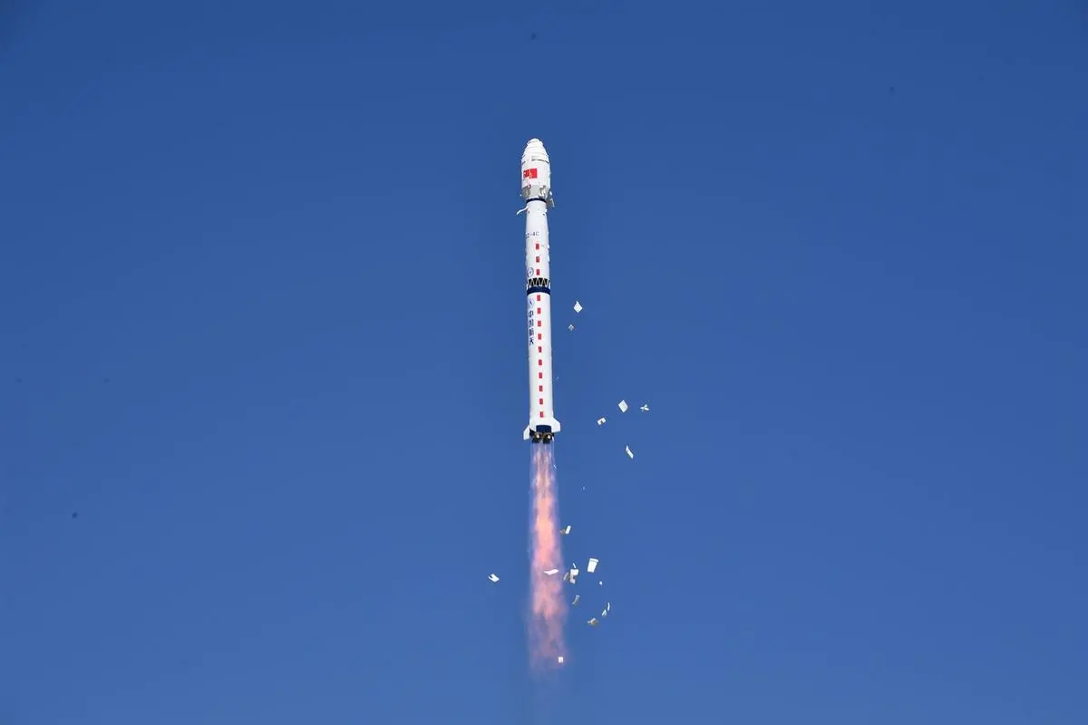 为什么人造卫星发射时穿过大气层不会烧掉