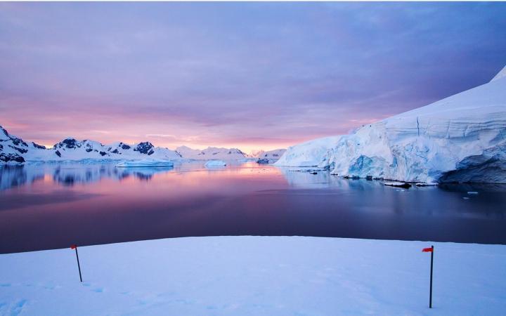 为什么南极和北极半年是白天半年是夜晚