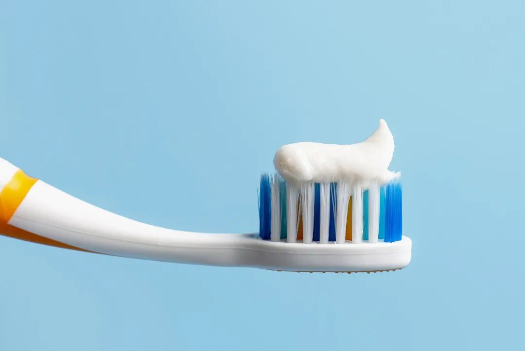 刷牙前牙膏需要蘸水吗