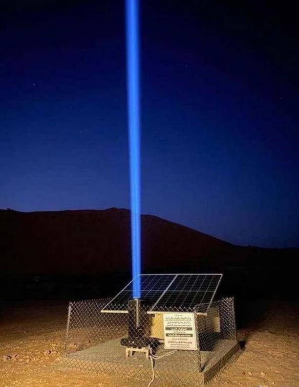 沙漠中放置太阳能激光器帮助引导迷路的人