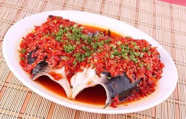 鱼头里面白色的小石头是什么
