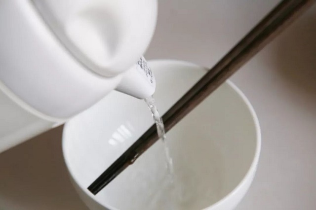 用热水烫碗能起到杀菌消毒的作用吗