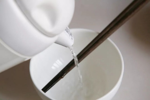 用热水烫碗能起到杀菌消毒的作用吗